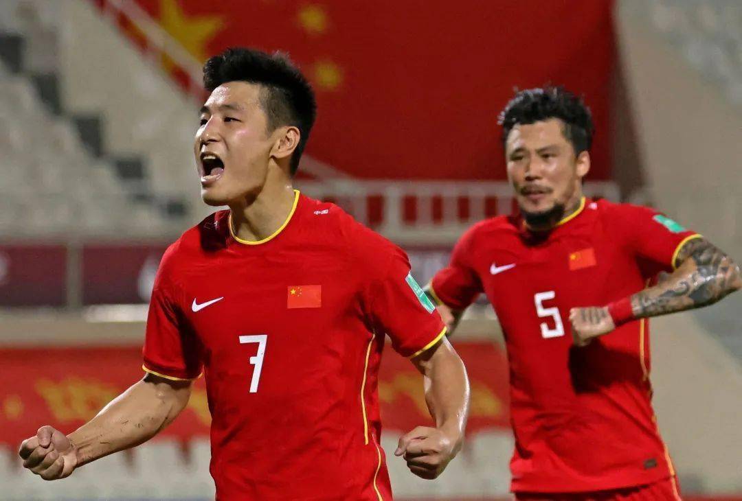 2-1！中国球队爆冷，世预赛超级大逆转，世代流传20年纪录，逼近顺利出线，回谢