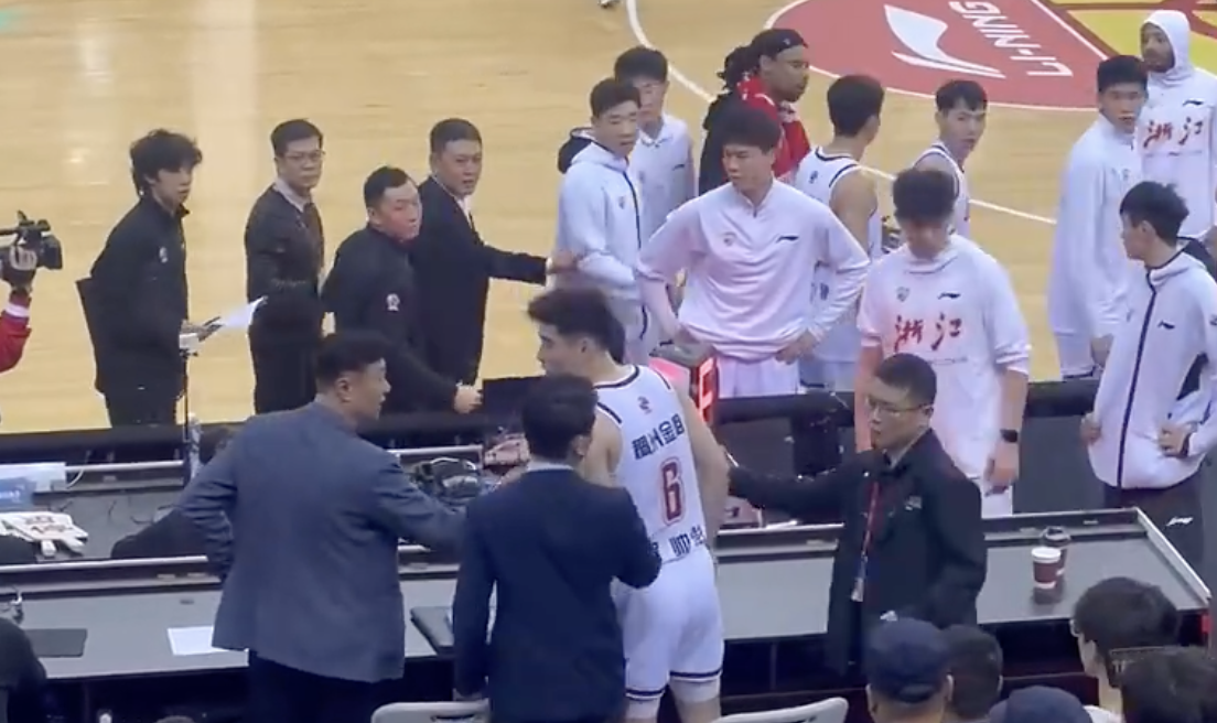 原创             中国篮球闹剧 浙江球员“围攻”技术台 双方手指对方激烈争执