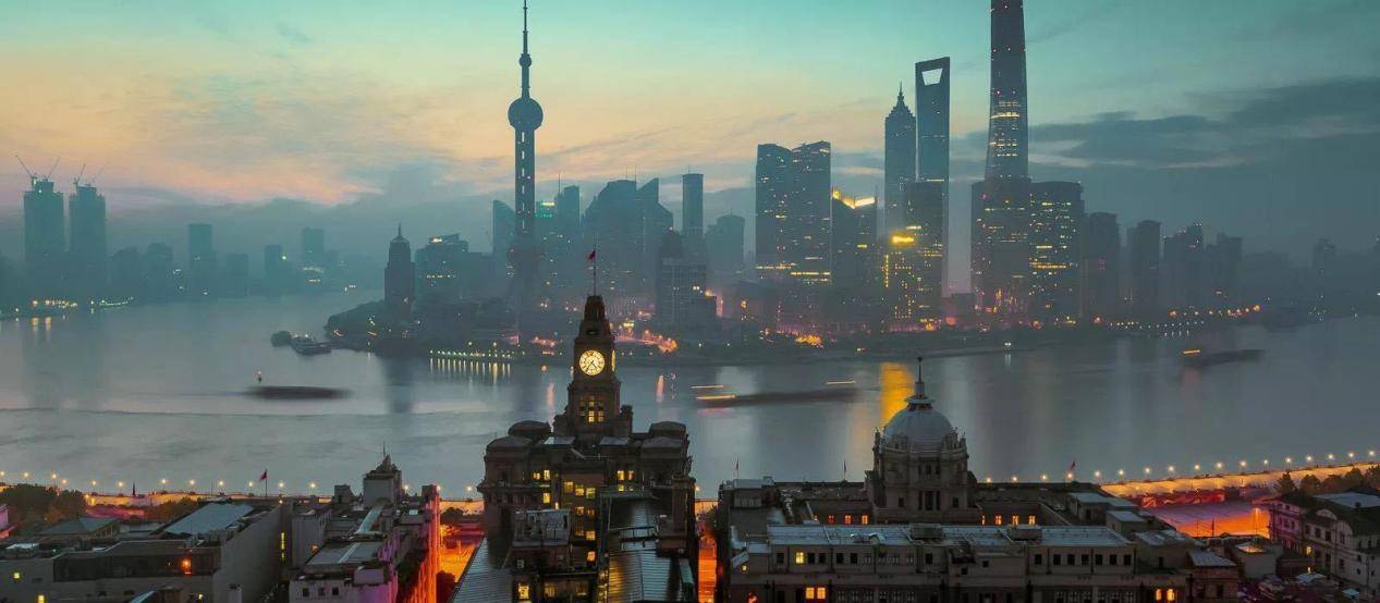 外滩（英文：the bund；上海话拼音：nga thae），位于上海市黄浦区的黄浦江畔