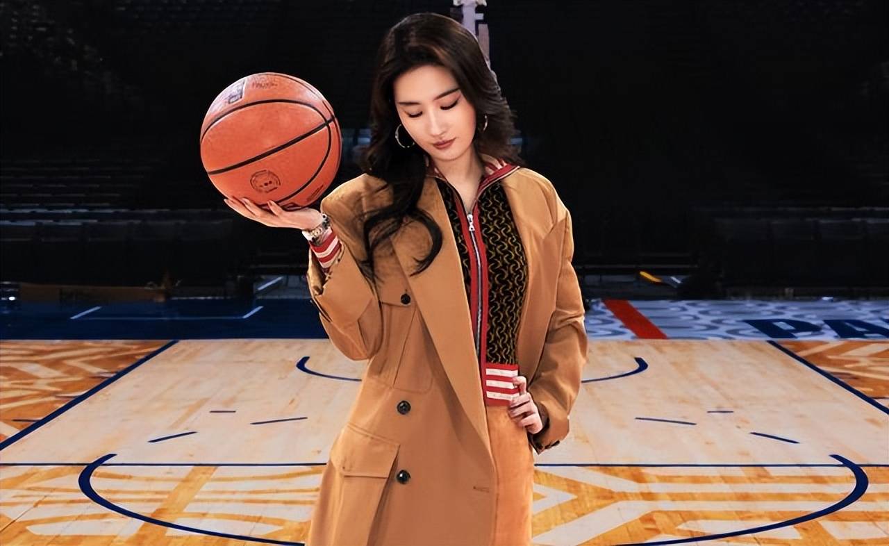 原创             刘亦菲亮相NBA巴黎赛！36岁依然少女如初，清纯气质太美了！