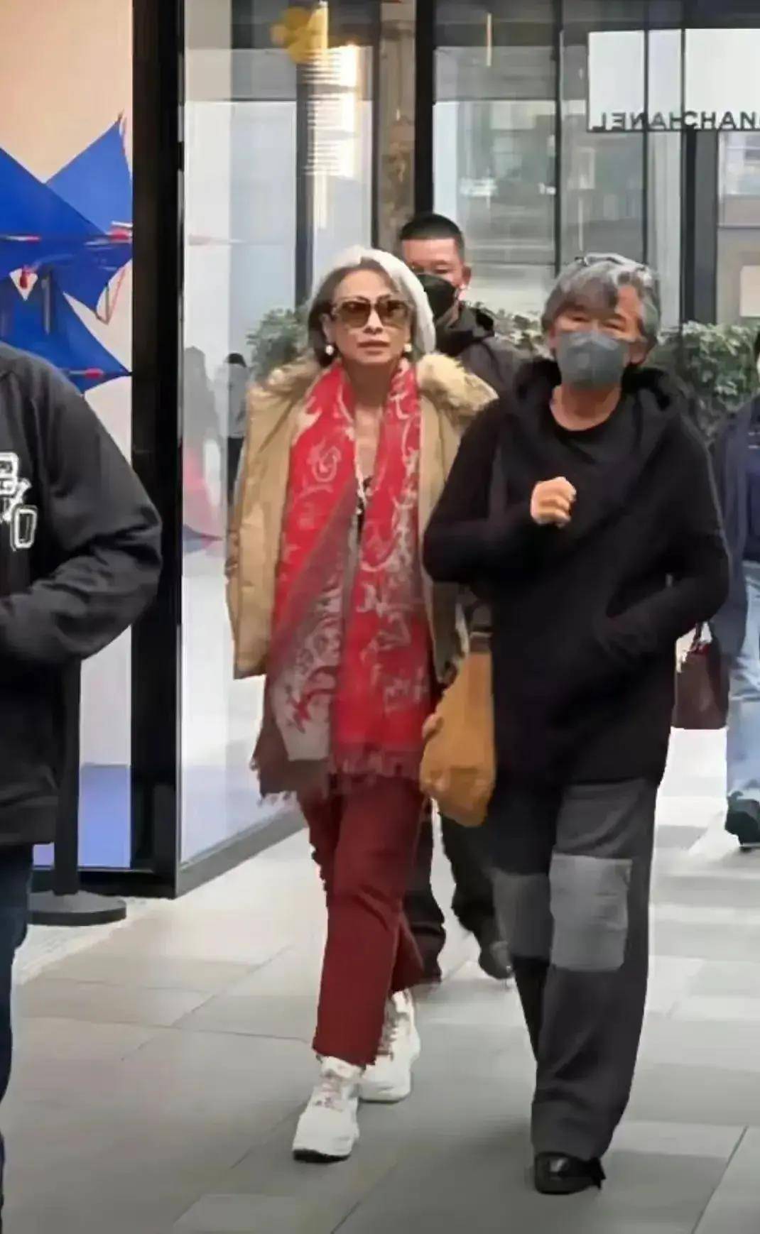 原创近日，林子祥叶倩文现身太古里，手挽手十分恩爱，让网友们羡慕！