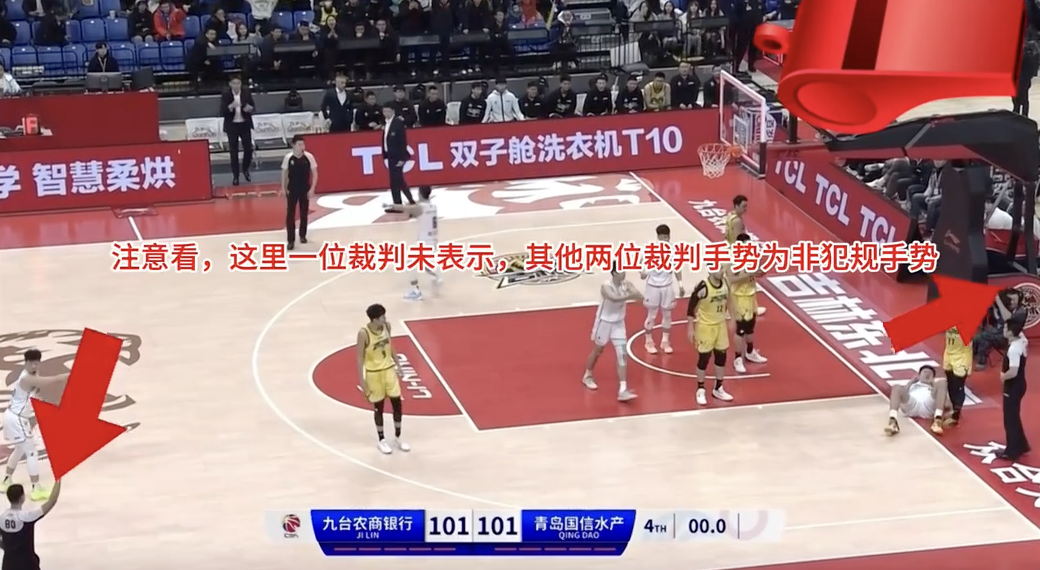 原创             中国篮球又乱了 裁判引众怒狼狈逃离球场 球迷狂扔杂物手指怒骂