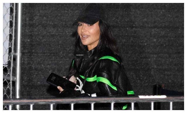 侃爷大曝破产计划，新老婆全裸穿透明雨衣上街带货？