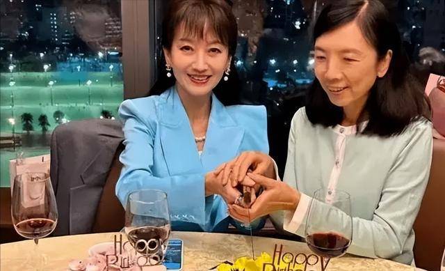 原创赵雅芝的3个儿子：长子47岁次子44岁，小儿子37岁，个个让她骄傲