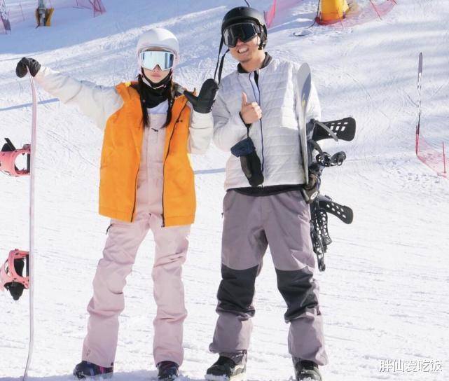李小璐恋情曝光晒和帅哥一起滑雪的照片动作亲密。十博体育(图1)
