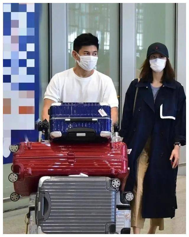 刘诗诗携17岁老公机场时尚穿搭，吴奇隆暴露胖态，不再娇小妩媚。