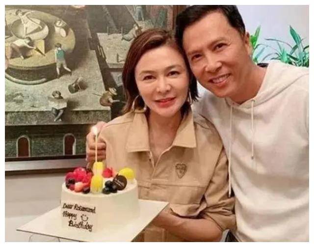 关之琳庆生高调！61岁素颜新高度工装外套短发大气闪亮爱游戏AYX体育(图2)
