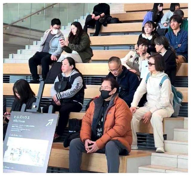 33岁谭咏麟与美女，亲密“幽会”于日本，十指紧扣，暧昧画面！