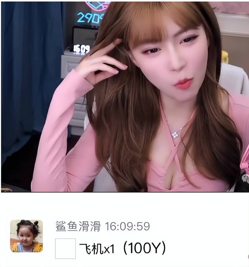 原创女主播周淑怡直播展示身材挑战平台尺度，获超管肯定赠送飞机