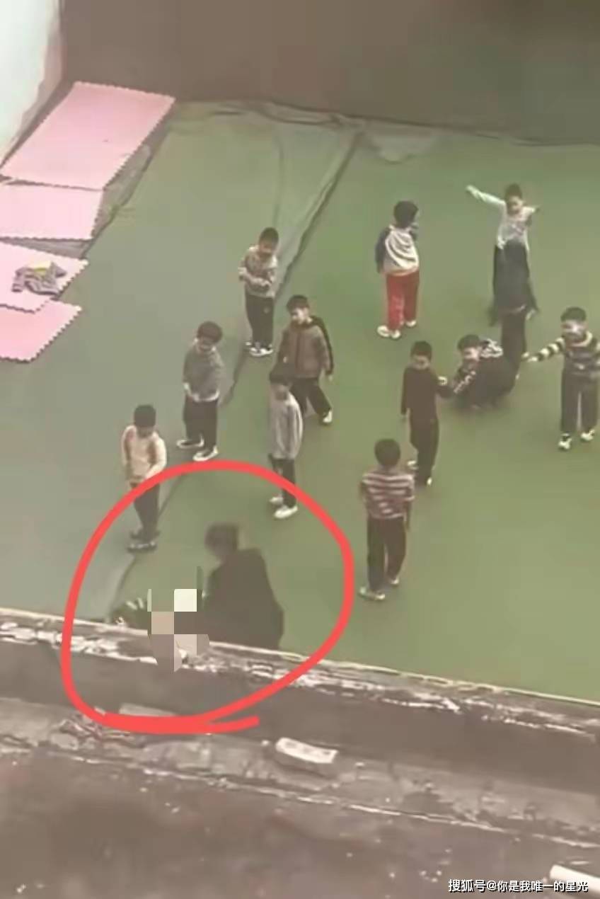 突发！江西一女幼师多次踢打幼童！园方：开除，终身不能进该行业