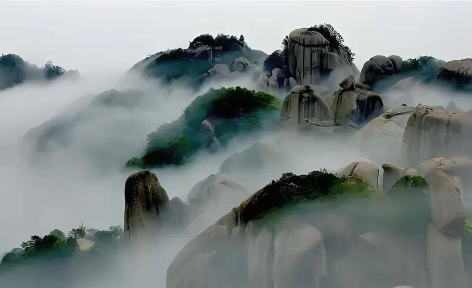 天姥山云生福地耸巍峨，陟顶恍闻王母歌。谢客高情谪仙梦，千年犹共诵娑