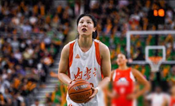 中国女篮24岁王牌崛起：2米03巨头遭遇拦截，李梦也难逃其防！