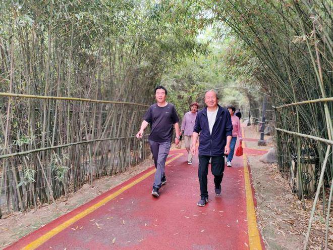 西安：居民汉城湖畔健步走 欣赏美景又健身