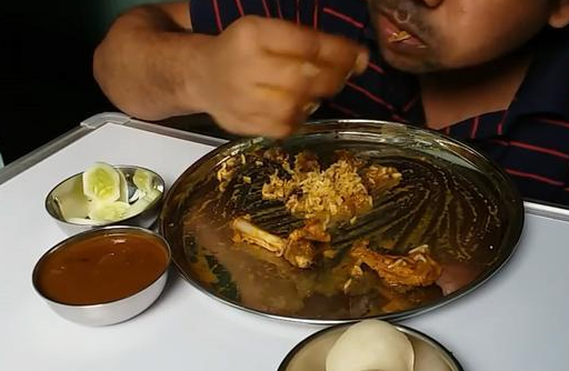 小伙一次就吃20斤的咖喱饭，让人佩服，网友：他左手放下面干嘛？
