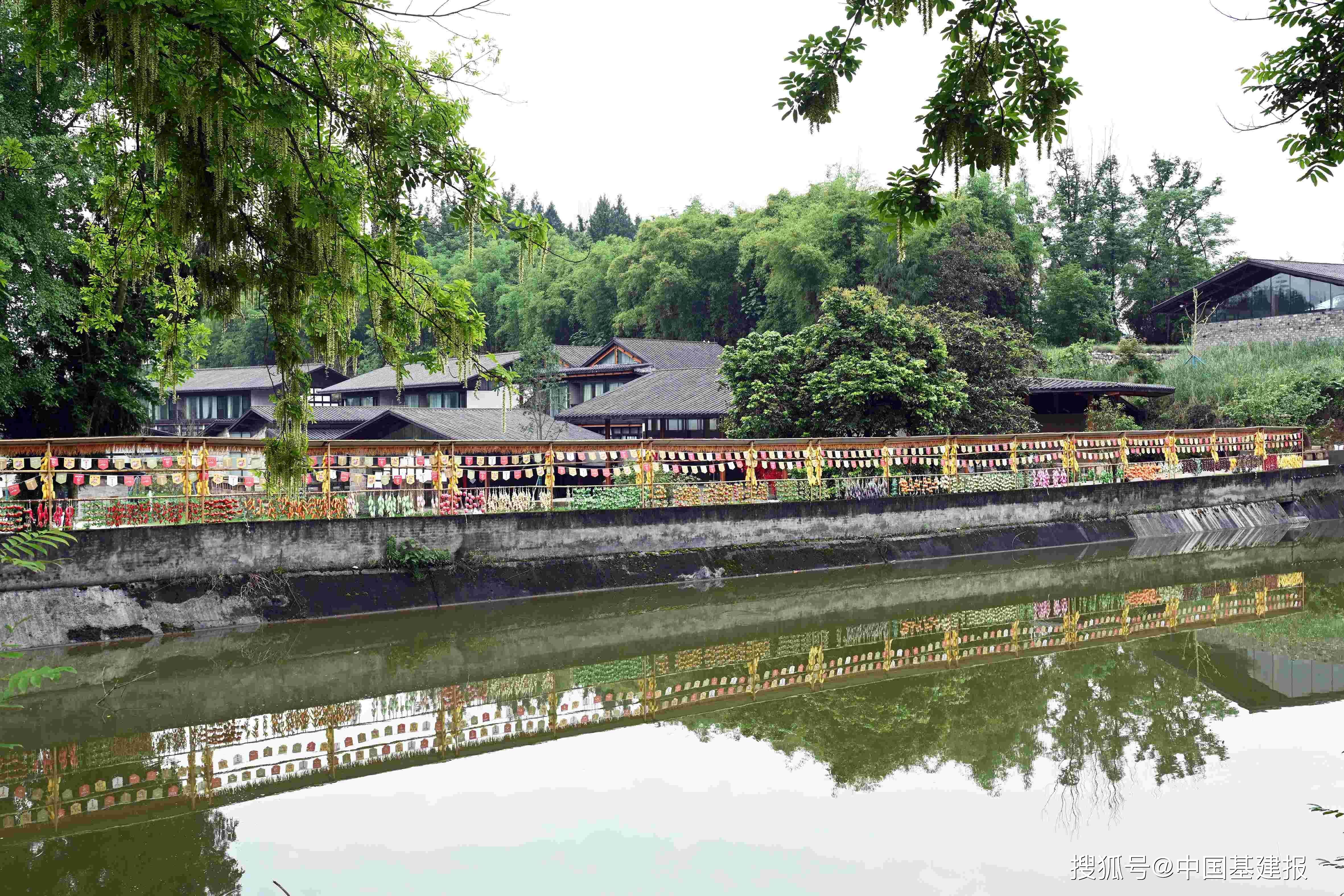 五一假期，重庆忠县李家院子游客如织