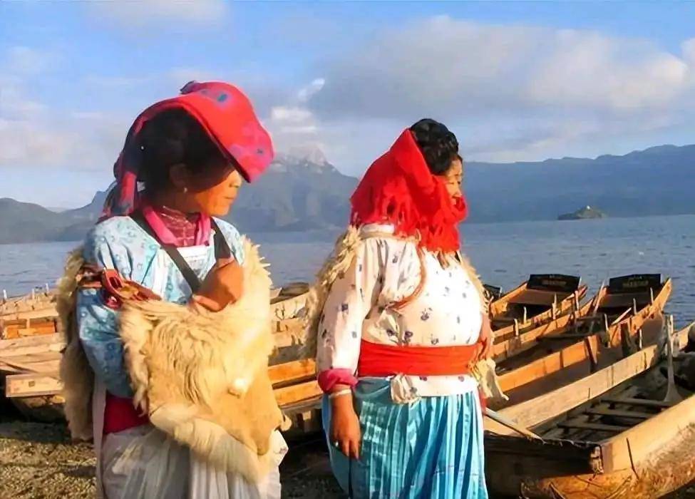 云南一村落，男女不结婚，但一到晚上，小伙会偷偷爬入姑娘花楼，天亮再走