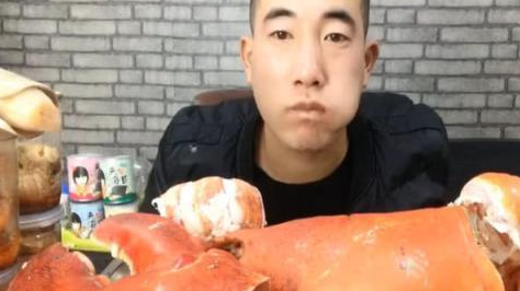 网红直播吃18斤大龙虾，一口被网友发现“猫腻”：16斤都是“壳”