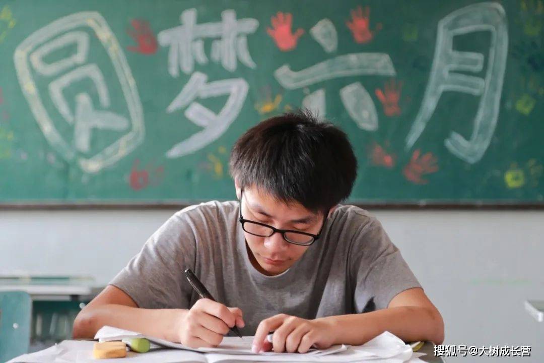原创高考报名或达1353万！并非史上最难的一届，接下来十年将持续上升