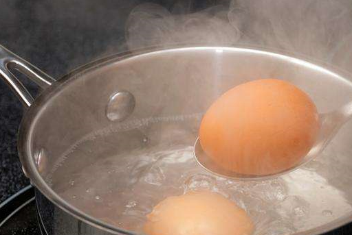 煮鸡蛋时，60岁大妈透露：用它来代替食用盐，鸡蛋更嫩还自动脱壳