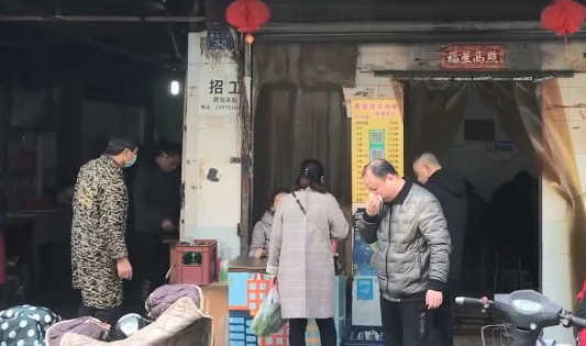 武汉三十四年早点店，生烫牛肉搭配粉条，食客经常来排队买着吃