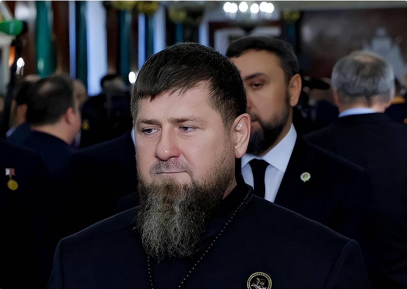 47岁车臣领导人卡德罗夫，现身普京的就职典礼，脱外套需两人帮忙