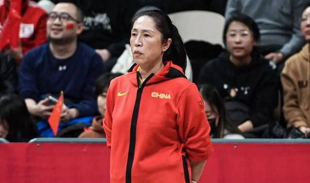 极端球迷网络暴力：中国女篮主教练郑薇遭受指责的背后
