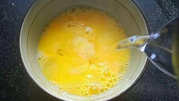“开水冲鸡蛋”滴香油，喝了有什么变化？医生建议早了解