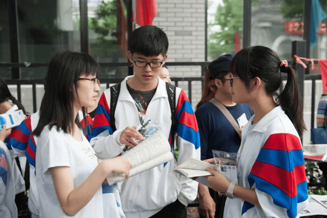 张雪峰推出高考志愿填报服务，价格一两万，被家长们抢购一空