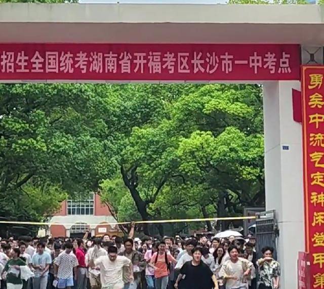 多地高考结束考生冲出考场，穿过水门仪式，奔向美好明天！