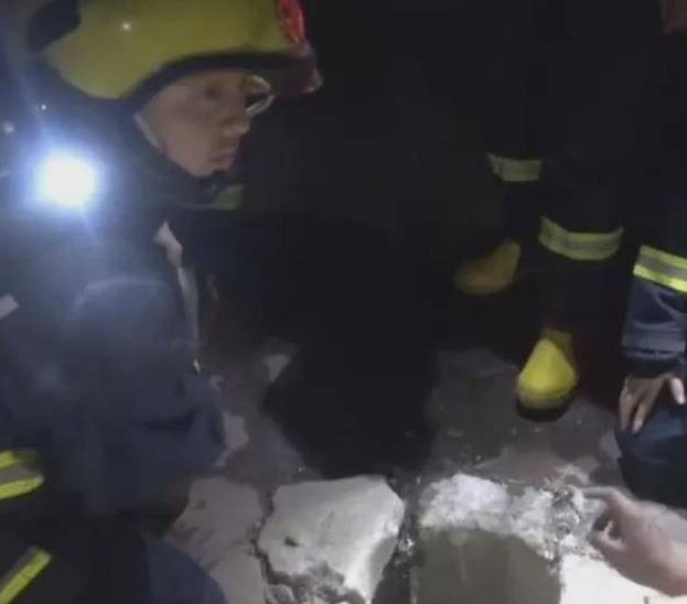 原创 2019年,15岁少年6次倒挂下井,舍命救3岁女童,女童父亲下跪感激-14岁少年倒挂救女孩