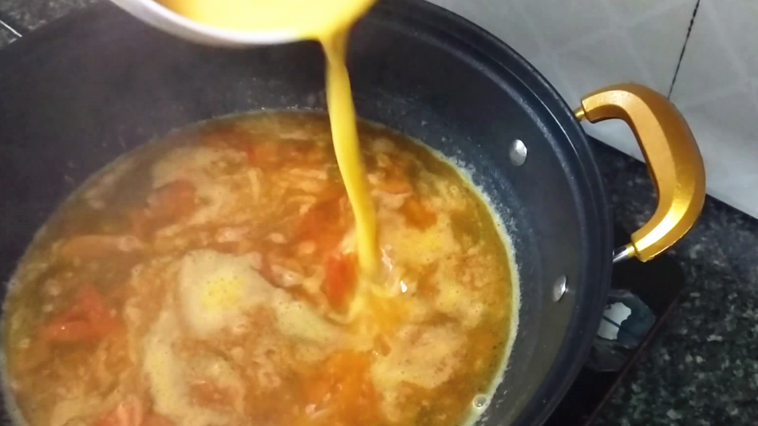 西红柿鸡蛋汤的家常正确做法，汤汁鲜嫩美味，蛋花漂亮又入味