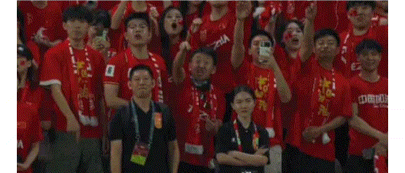 后防送礼，中国男足0-1，遭韩国双杀，能否晋级要看新加坡队脸色