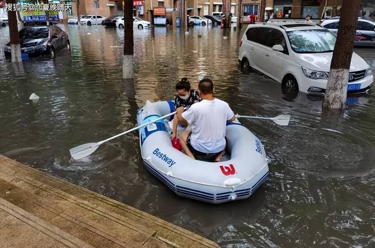 原创桂林暴雨部分城区街道变成威尼斯 有市民划船出行