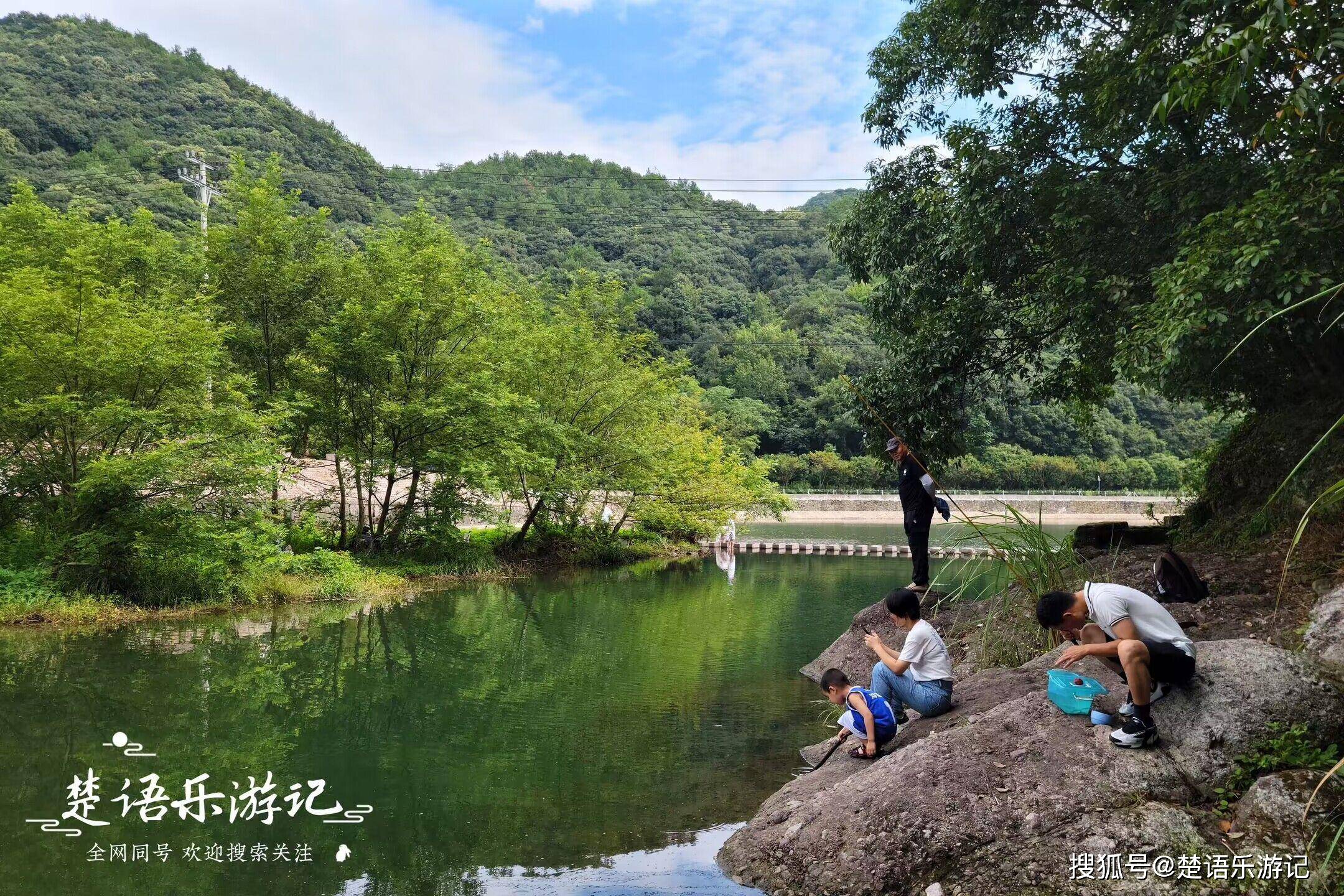 浙江宁波的山间长溪，沿途有多个古村和网红打卡地，太适合玩水了