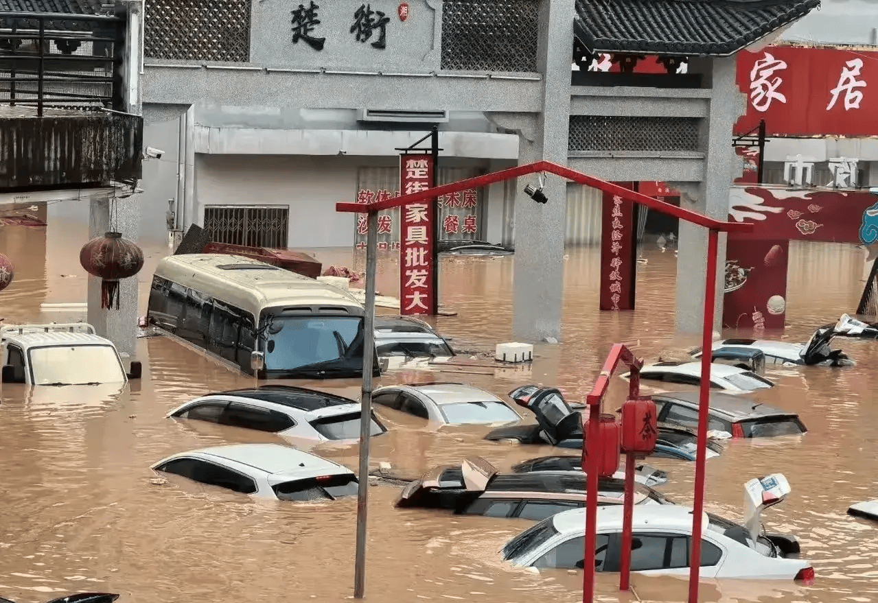 原创 湖南平江大暴雨,致使县城被淹,为何水排不出去?-湖南平江一人被害