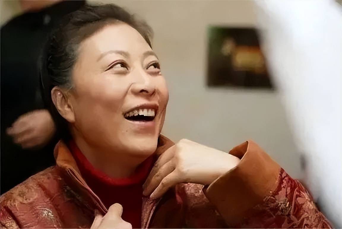 原创老戏骨岳红：产后5个月被抛弃，经历抗癌又遭劫匪，如今活成了这样