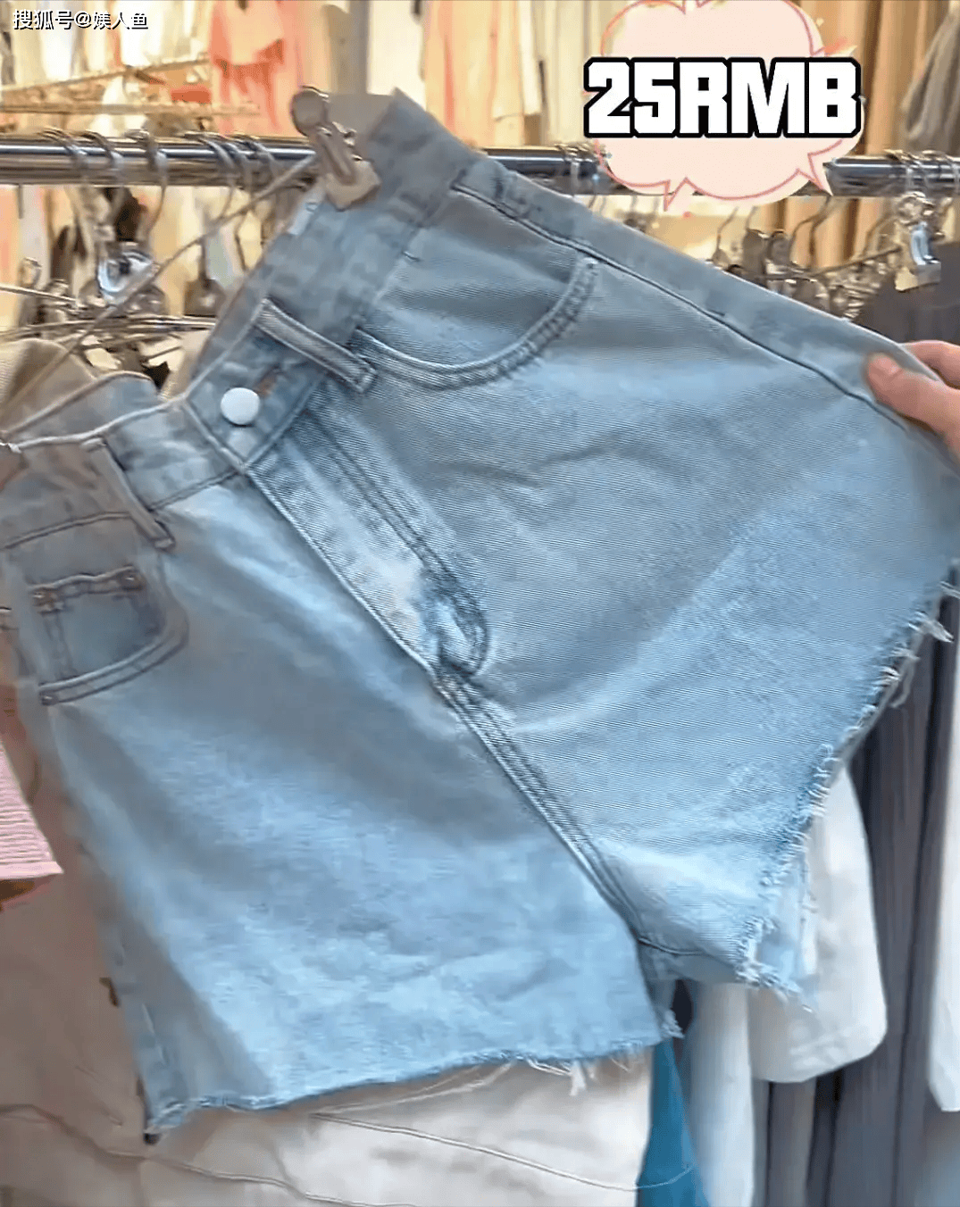 56岁伊能静带女儿回娘家!母女逛街吃路边摊,背影如同姐妹-伊能静接女儿