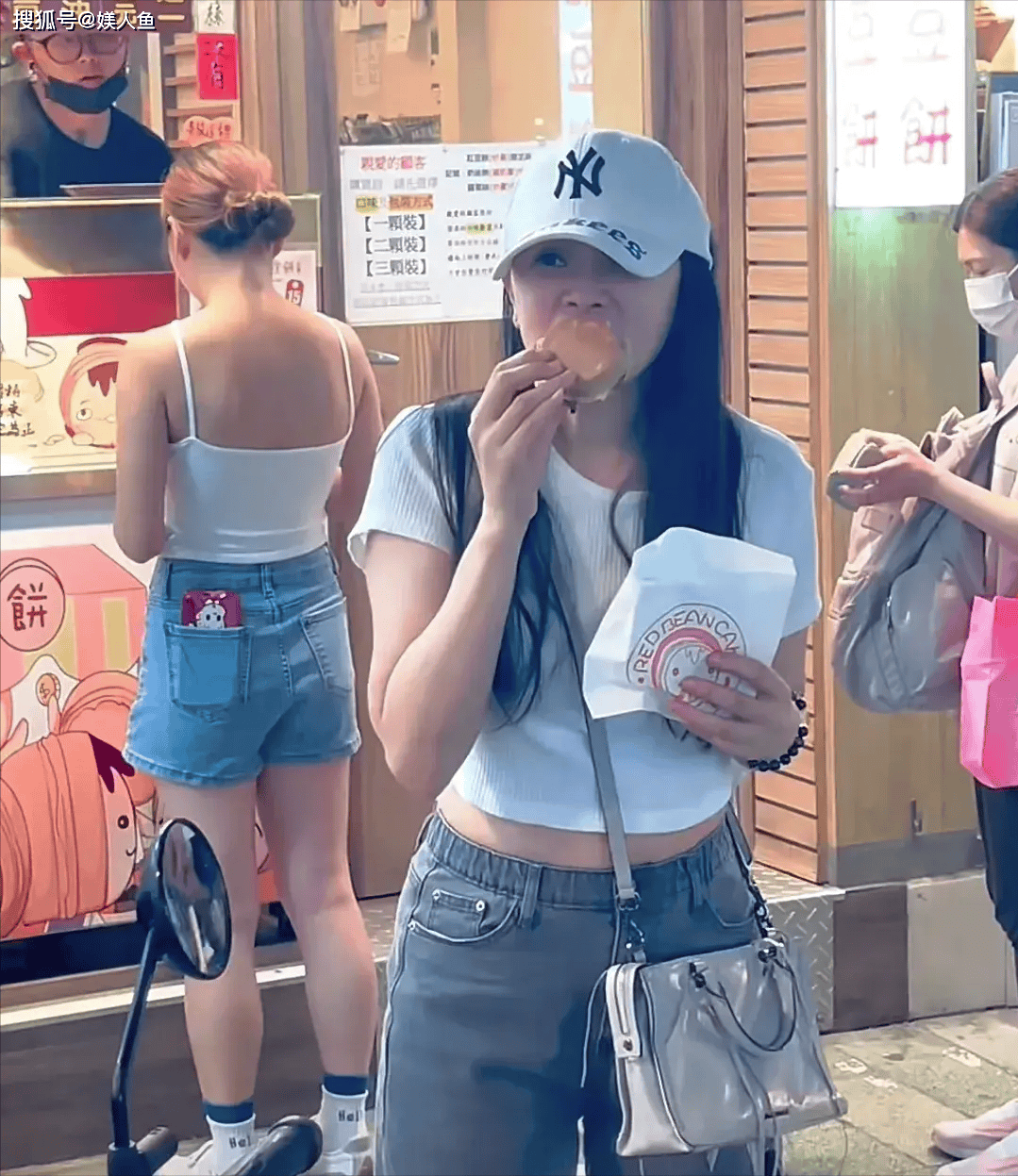 56岁伊能静带女儿回娘家!母女逛街吃路边摊,背影如同姐妹-伊能静接女儿