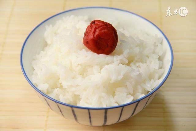 1碗100克(2两)米饭热量116卡路里。糙米中，含有更多的膳食纤维和维生素，热
