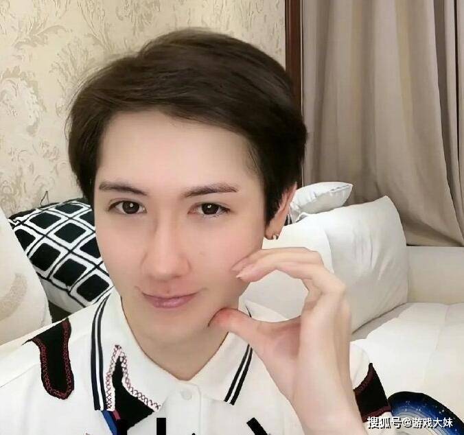 原创网红蛇精男成功复出，颜值发生巨大改变，粉丝直言认不出来