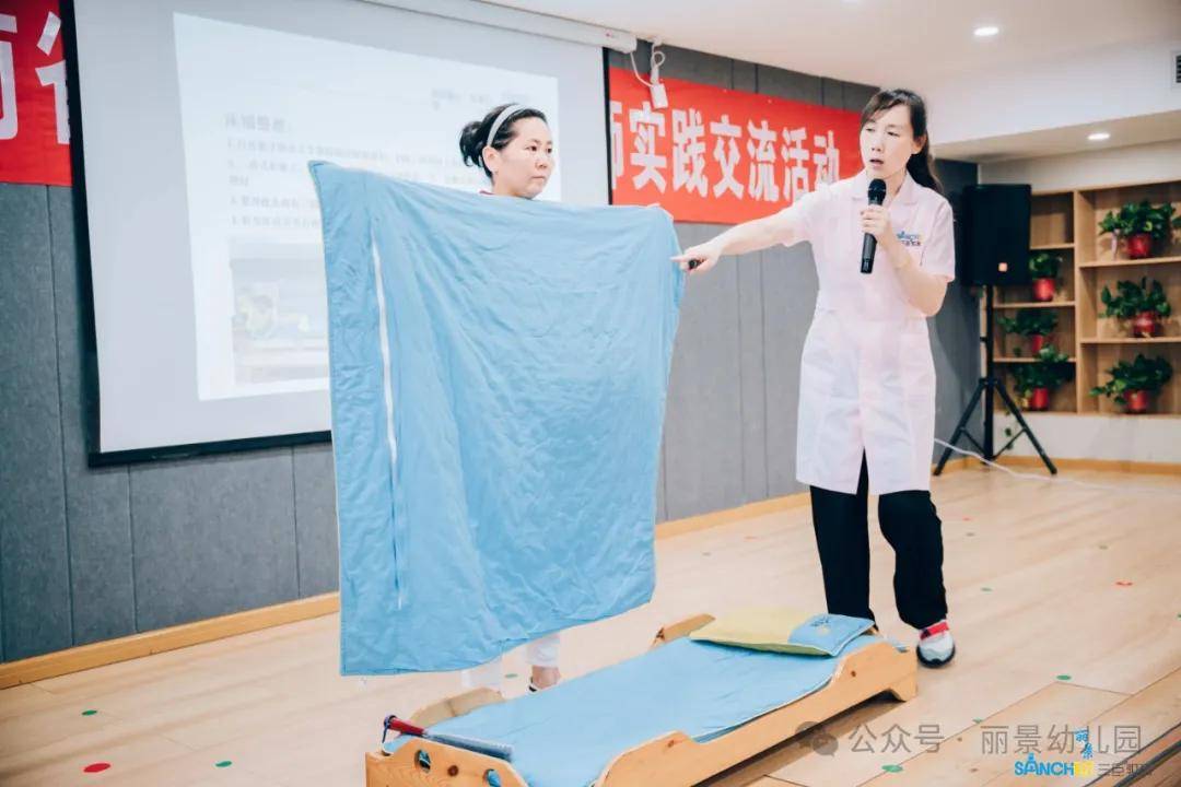 YY直播：2024澳门天天六开彩免费资料-女童在飞机上被带走教育？航空公司回应→ | 今日热新闻