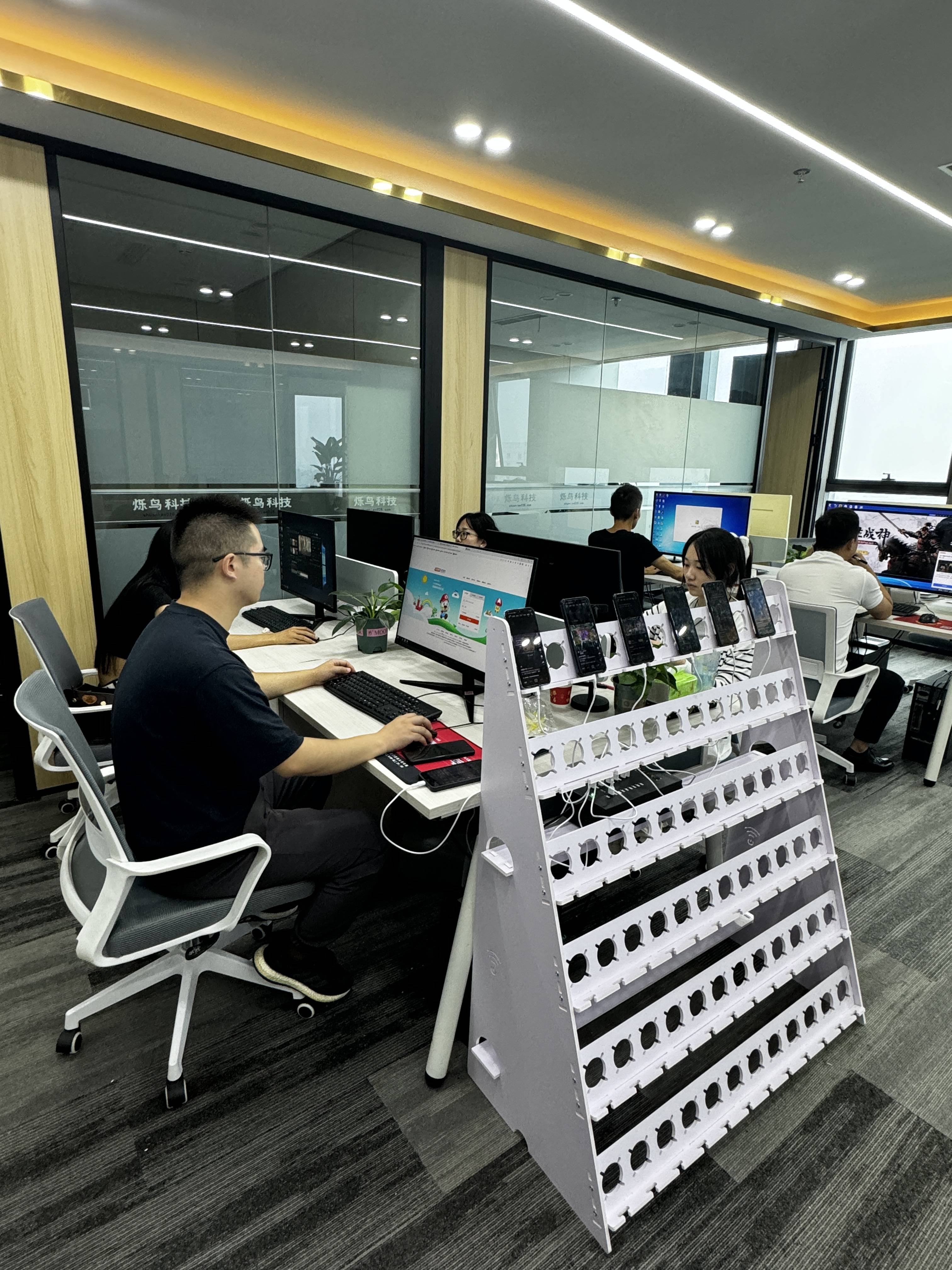 务策略，不仅助力手游推广，还为游戏工作室提供了全方位的赋能和支持。