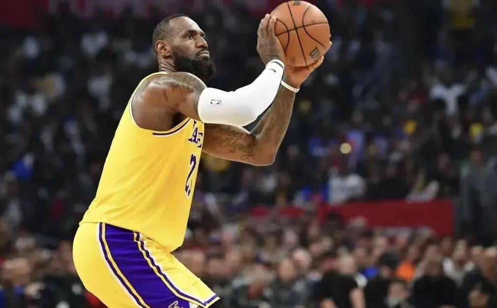 原创美媒重排本世纪NBA前十球星：科比第三，榜首无悬念