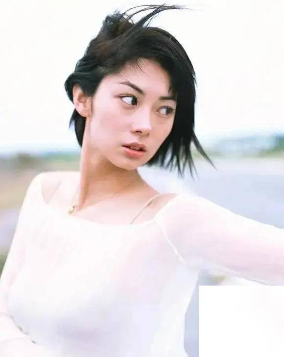 原创这谁顶得住!伊东美咲,美貌与写真的完美结合,成为新一代女神代表!