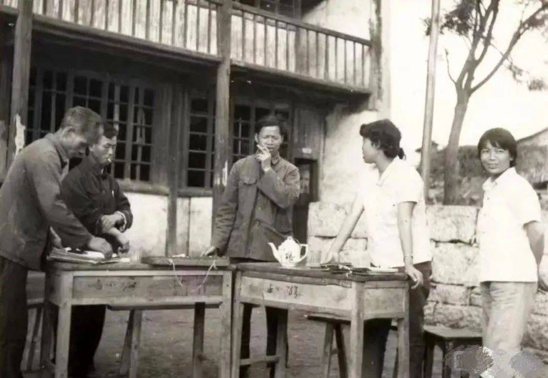 产党党员，曾担任福建省泉州市永春县地下文艺社的负责人。周赞文 图右三