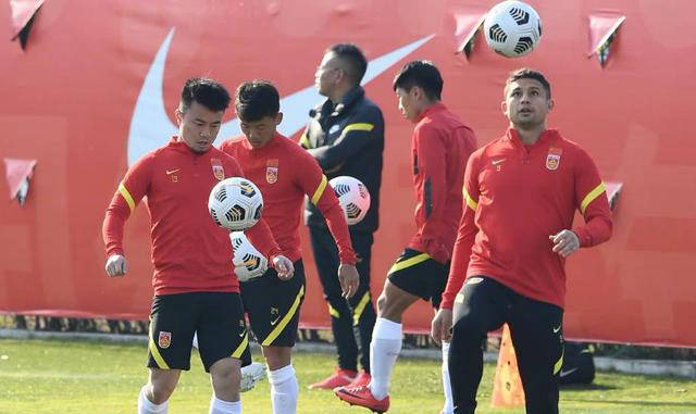 国足正式公布客场对日本的首发阵容，阿兰与费南多落选，全新后腰组合亮相