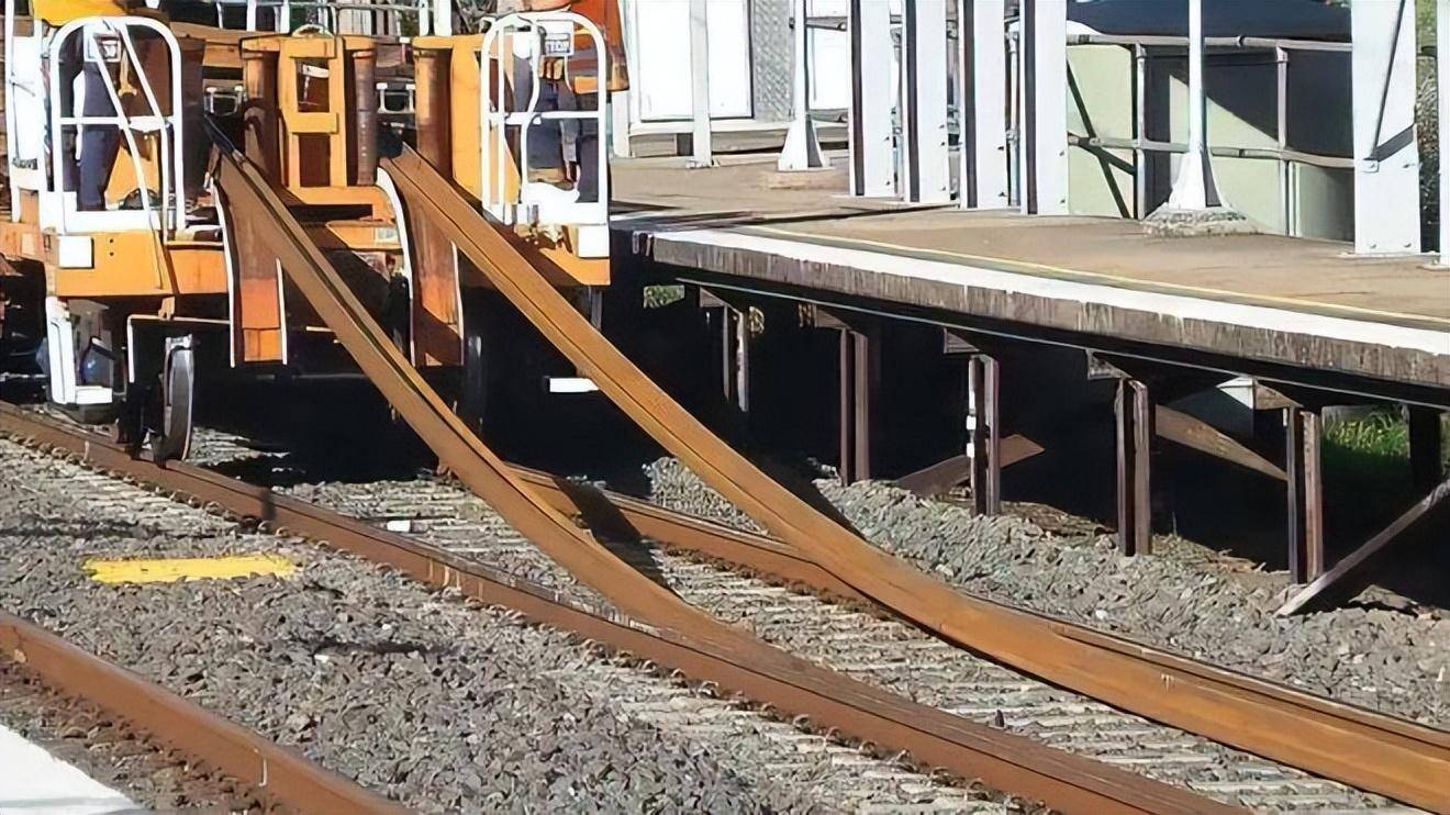 高铁钢轨一根长500米，重30吨，如何运输铺设？中国高铁的黑科技