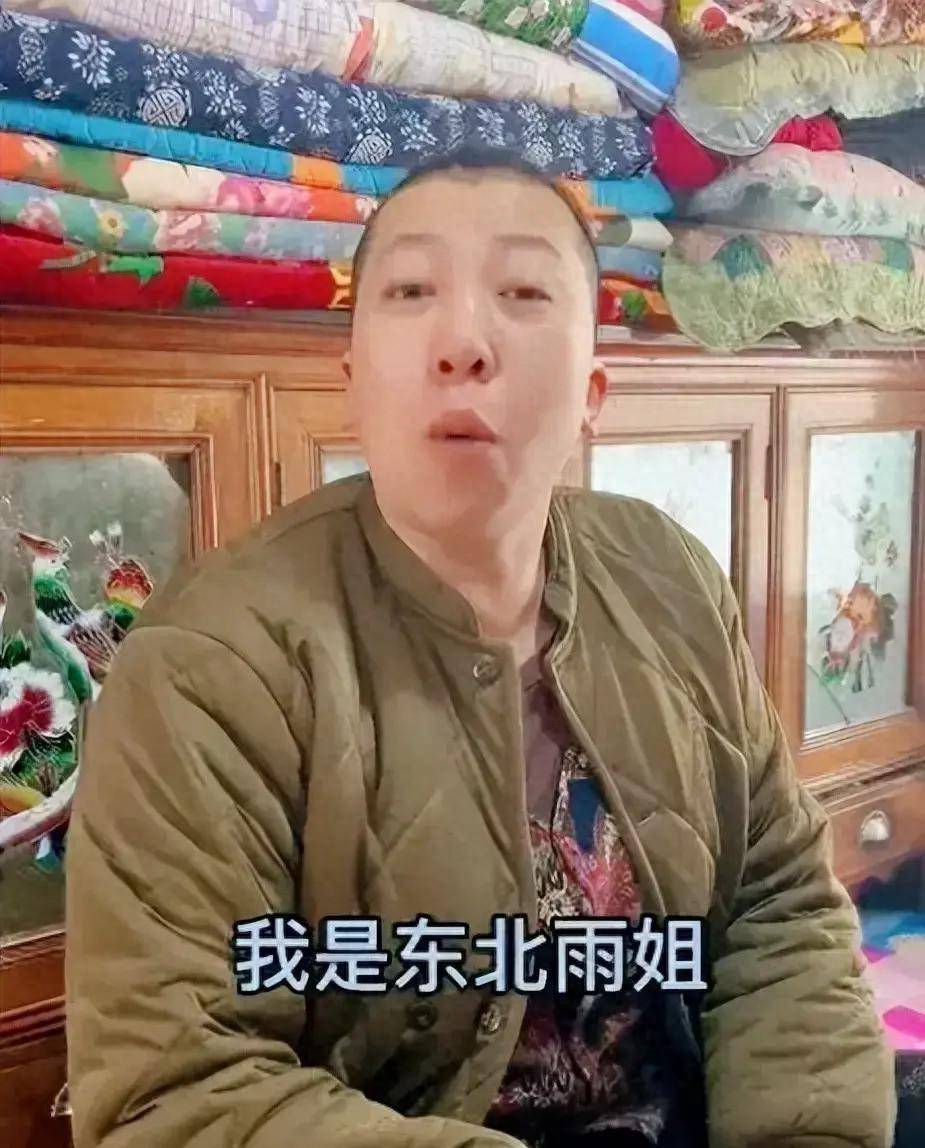 东北雨姐新视频！面部消瘦憔悴，小号拍摄新环境简陋，还是在农村