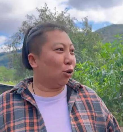 东北雨姐新视频！面部消瘦憔悴，小号拍摄新环境简陋，还是在农村