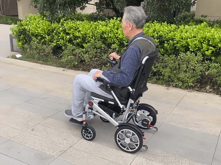2025买老人电动轮椅懂行人推荐这5款:性价比高又安全3000元左右(图1)